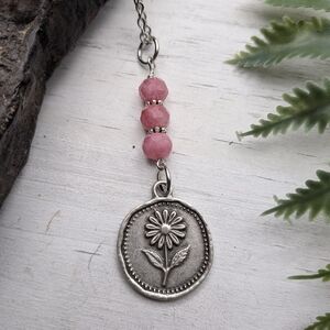 Pink Beaded Daisy Pendant Necklace